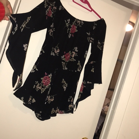 Off the shoulder flower romper - Picture 1 of 5